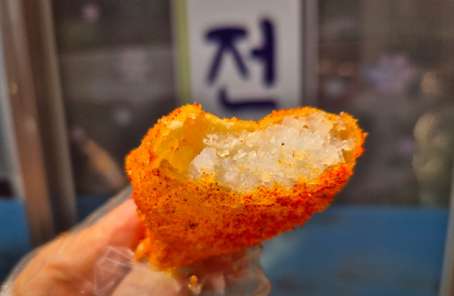 짱구네 튀김만두 속이 꽉 찬 모습, 바삭한 만두피와 당면 속이 보이는 단면