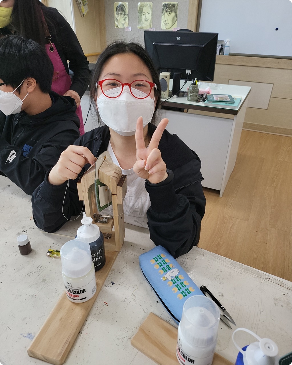 바느질 하다가 브이