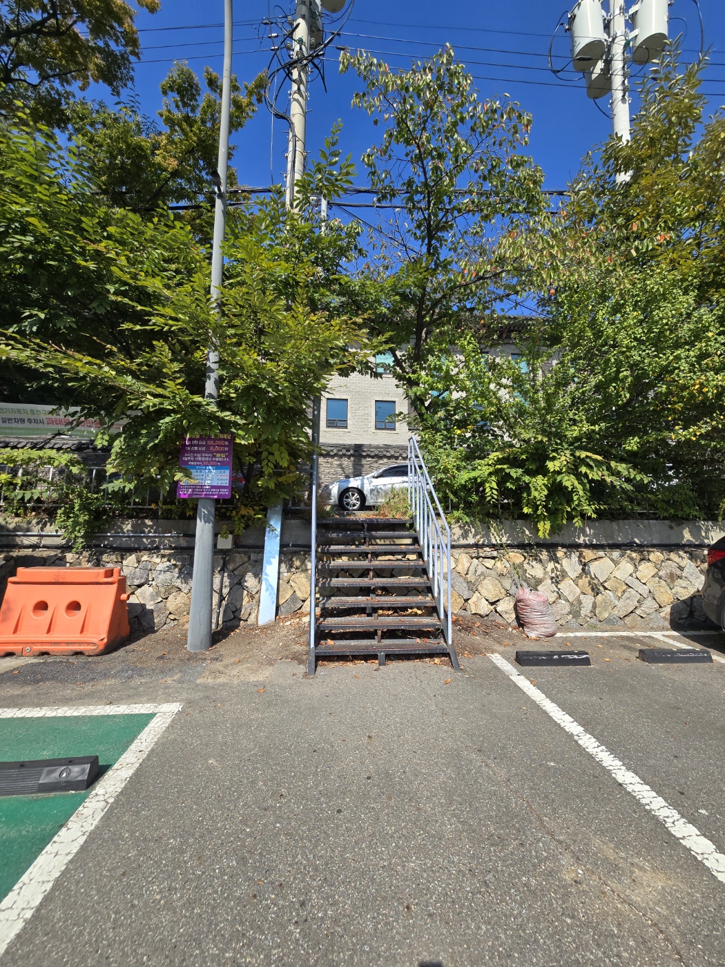주차장에서 계단으로 올라가면 등산로가 바로보여요