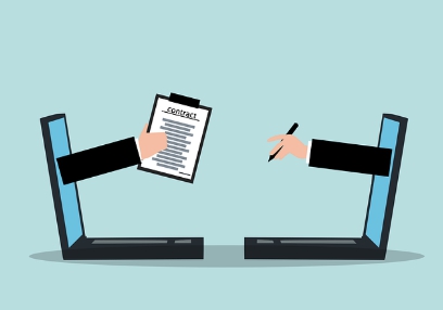 계약서를 들고 있는 손과 펜을 들고 있는 손