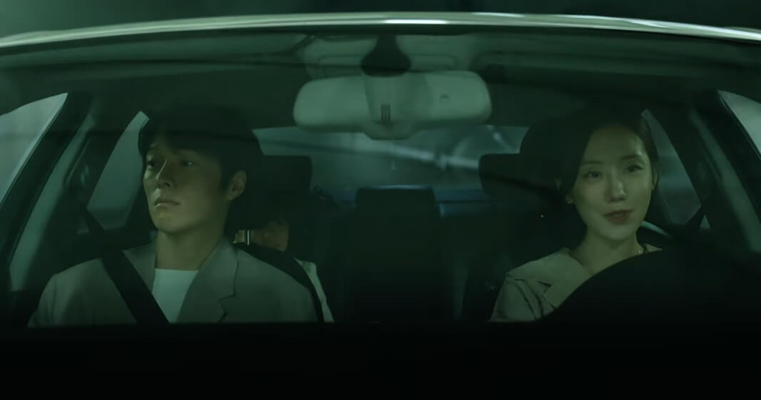 아내와 차에서 대화하고 있는 귀주