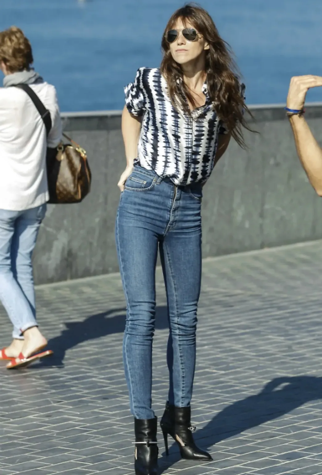 가을 트렌치코트,트렌치코트 스타일링, 샤를로뜨 갱스부르, 제인 버킨, 프렌치 시크, 프렌치 패션,클래식 아우터,여성 트렌치코트, 셀럽 스타일, 버버리 트렌치코트