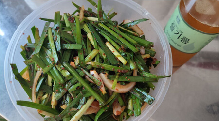 들기름 병과 부추 무침