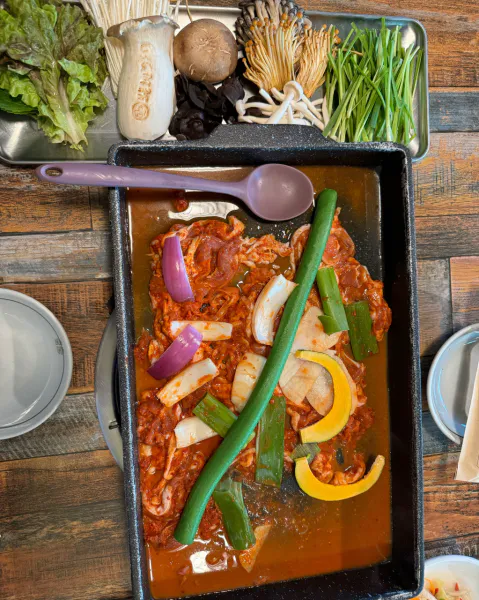 우와한 식당 오리주물럭 오리 버섯 부추