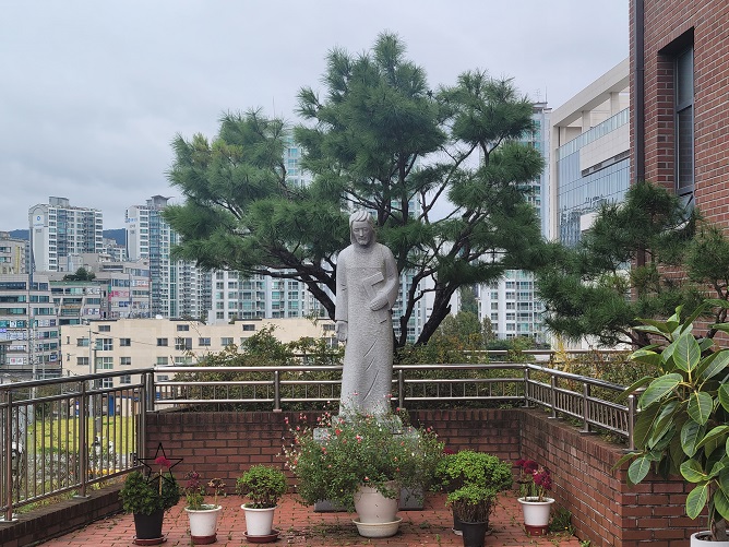 용인 동백성요셉성당 주보성인 노동자 성 요셉 성인 석상 사진