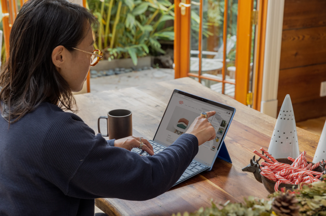 태블릿을-가르키고-있다 사업자와-회의를-하고있다 휴대폰계산기로-계산기를-바라본다 메모지와-연필과-휴대폰-동전 달러