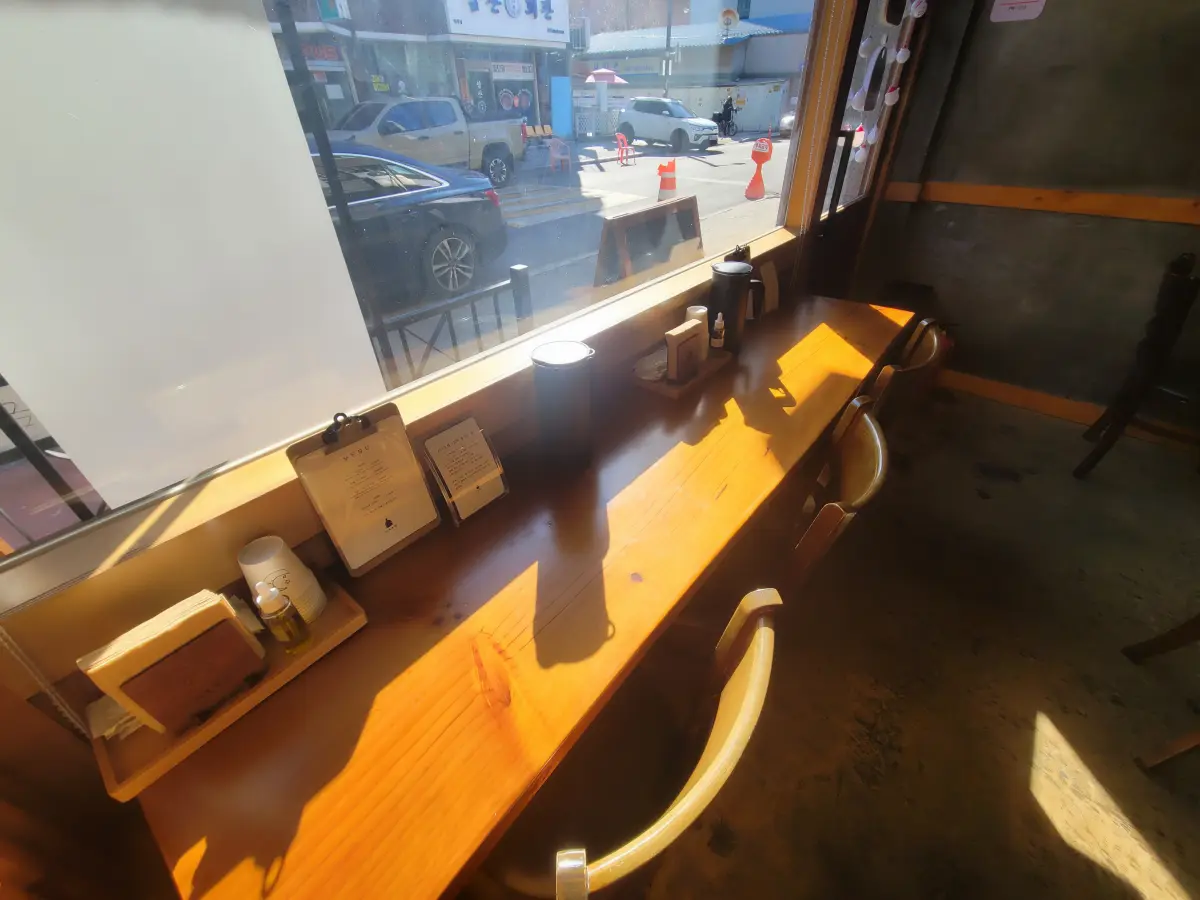 일산-백석동-카츠오젠-매장-창가-자리