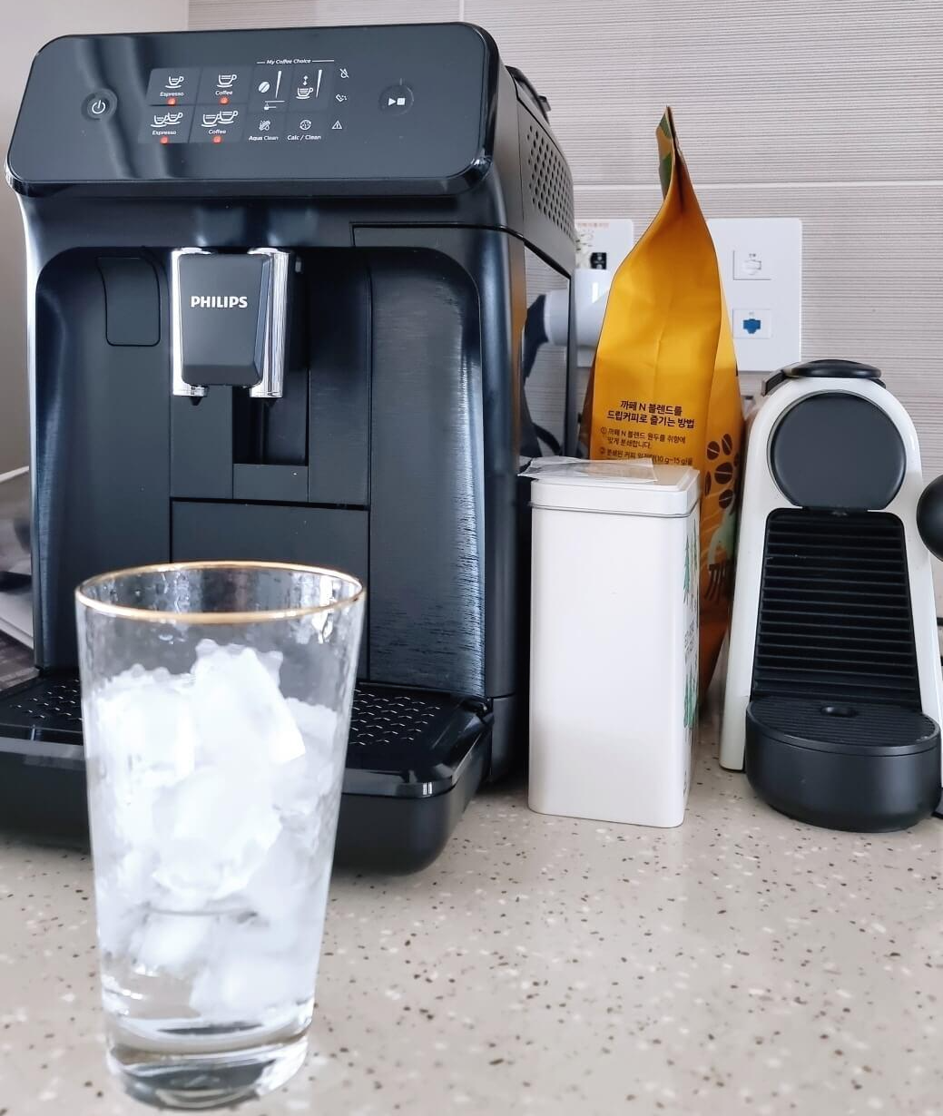 전자동 커피머신으로 아이스아메리카노를 준비하고 있다