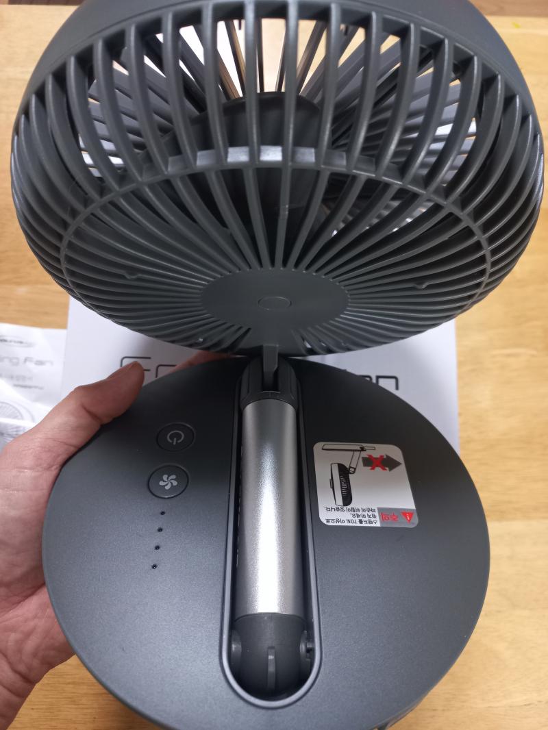 솔러스에어 접이식 무선 탁상용 선풍기 반접은 상태