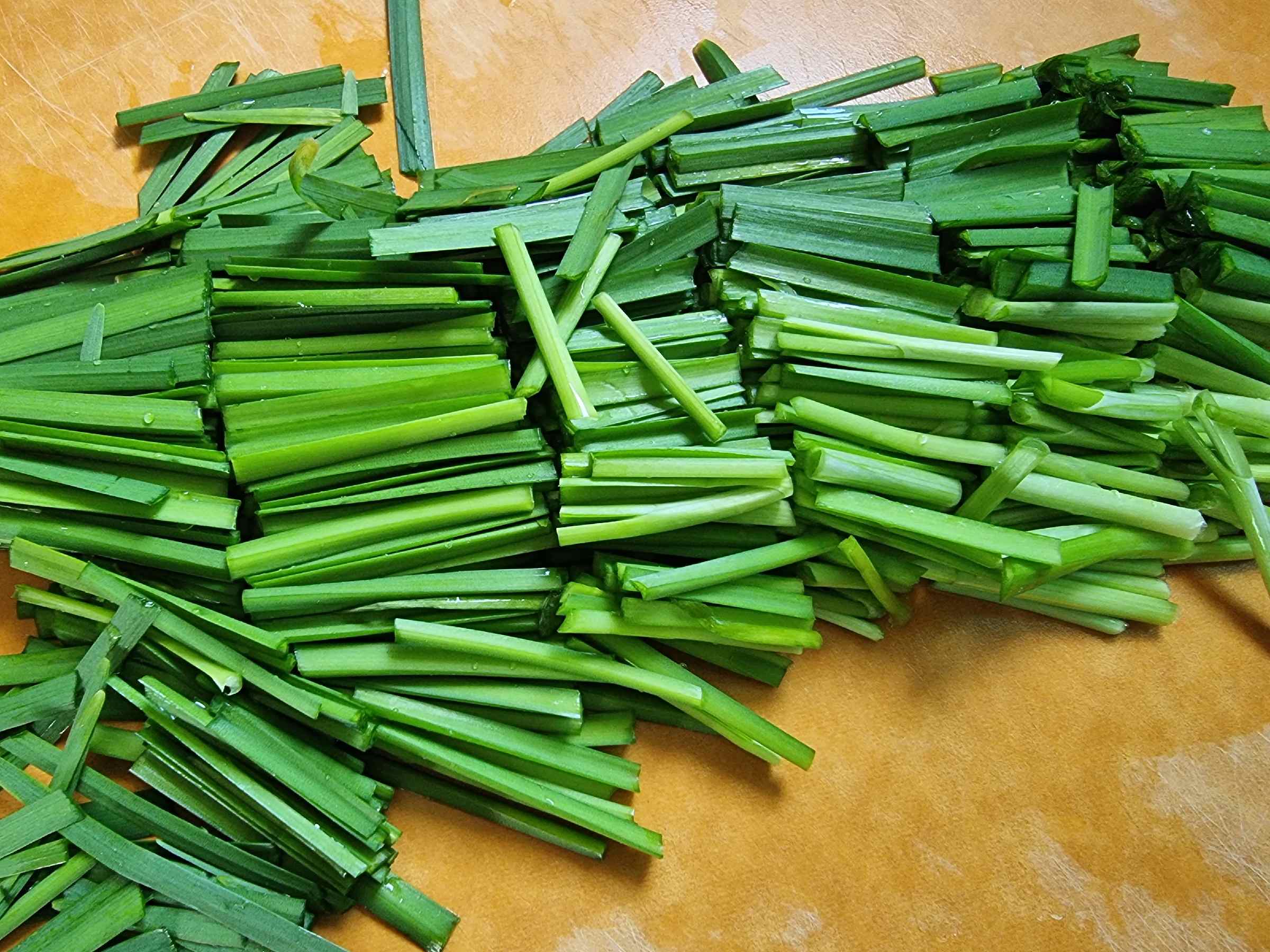 부추를 적당한 크기로 썰어준다.