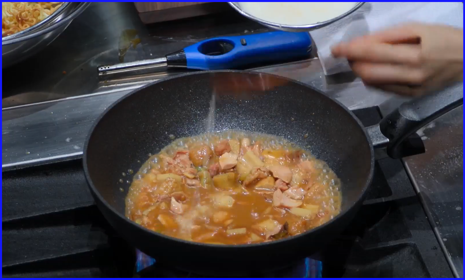 닭고기&amp;#44;-어묵과-고추&amp;#44;-고추기름&amp;#44;-점분-등을-넣고-끓여-궁보소스를-만든다