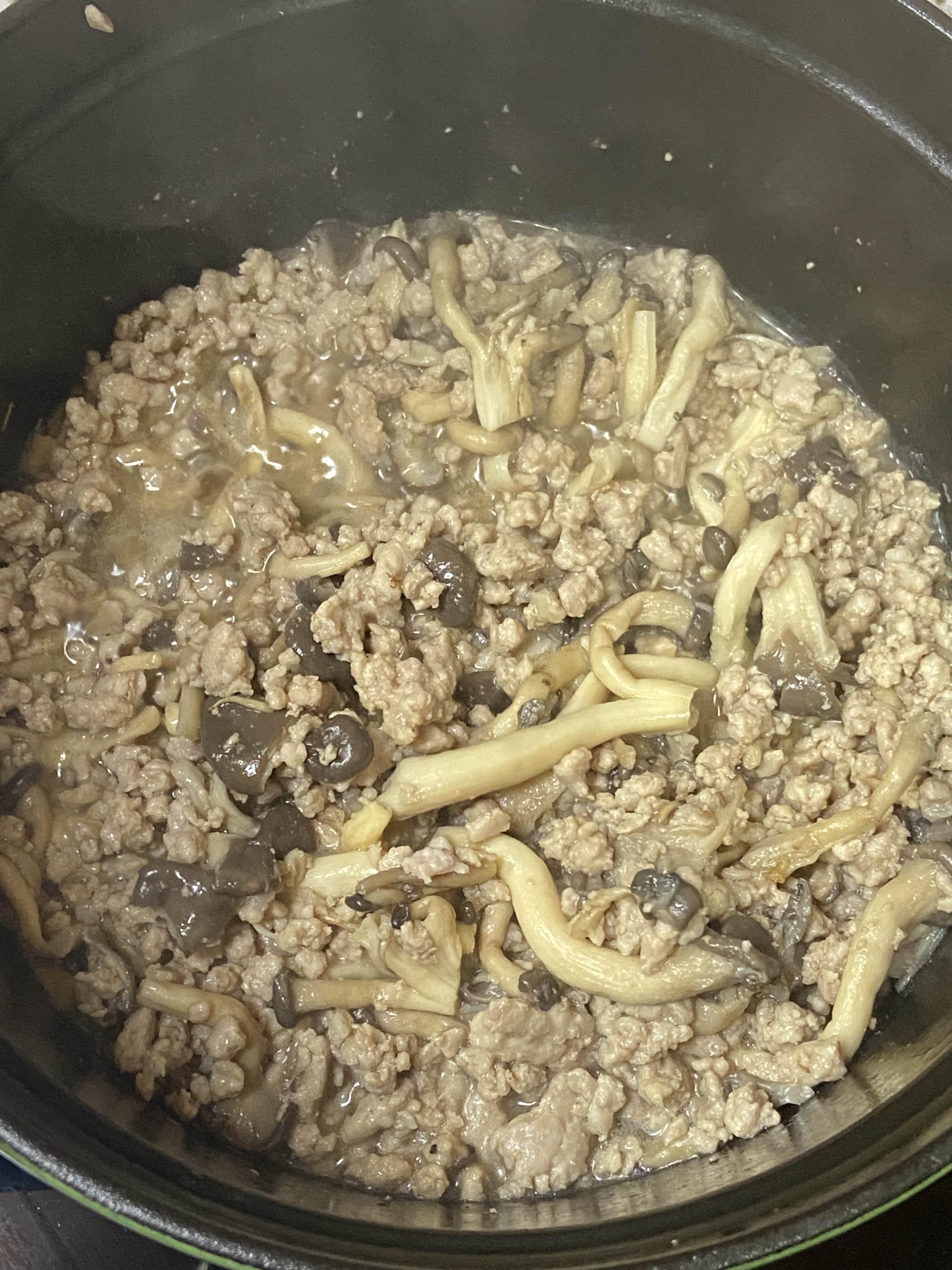 버섯고기소보로 솥밥