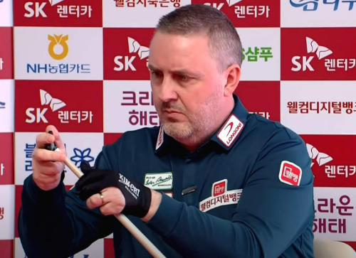 경기중에 당구큐대의 끝 부분인 당구팁을 손질하고 있는 쿠드롱 선수