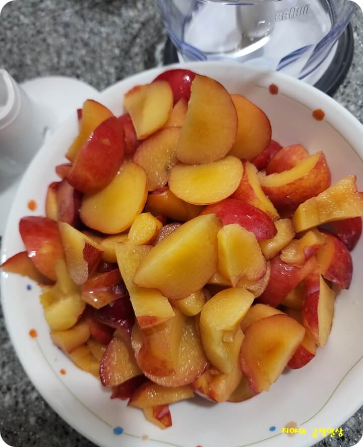 씨를 뺀 뒤 썰은 자두