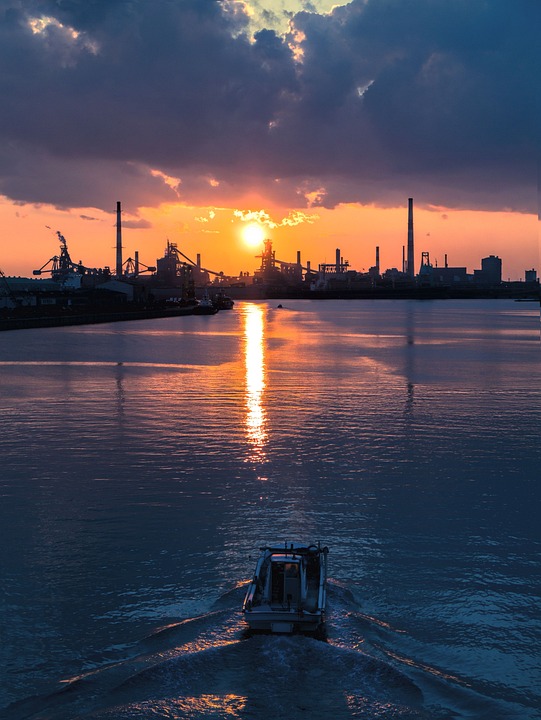 석양이 지는 가운데 배가 물 위에 떠 있는 사진입니다.