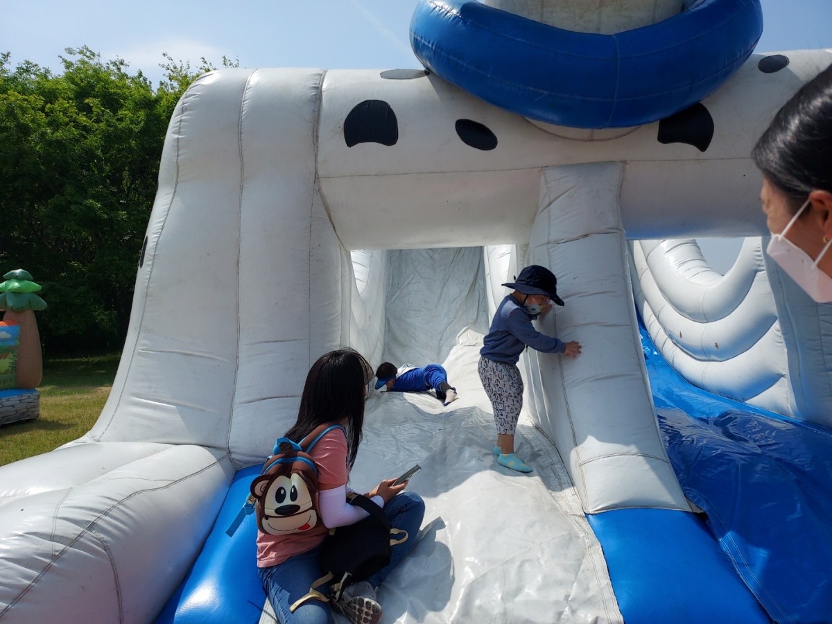 공룡박물관에 있는 에어바운서