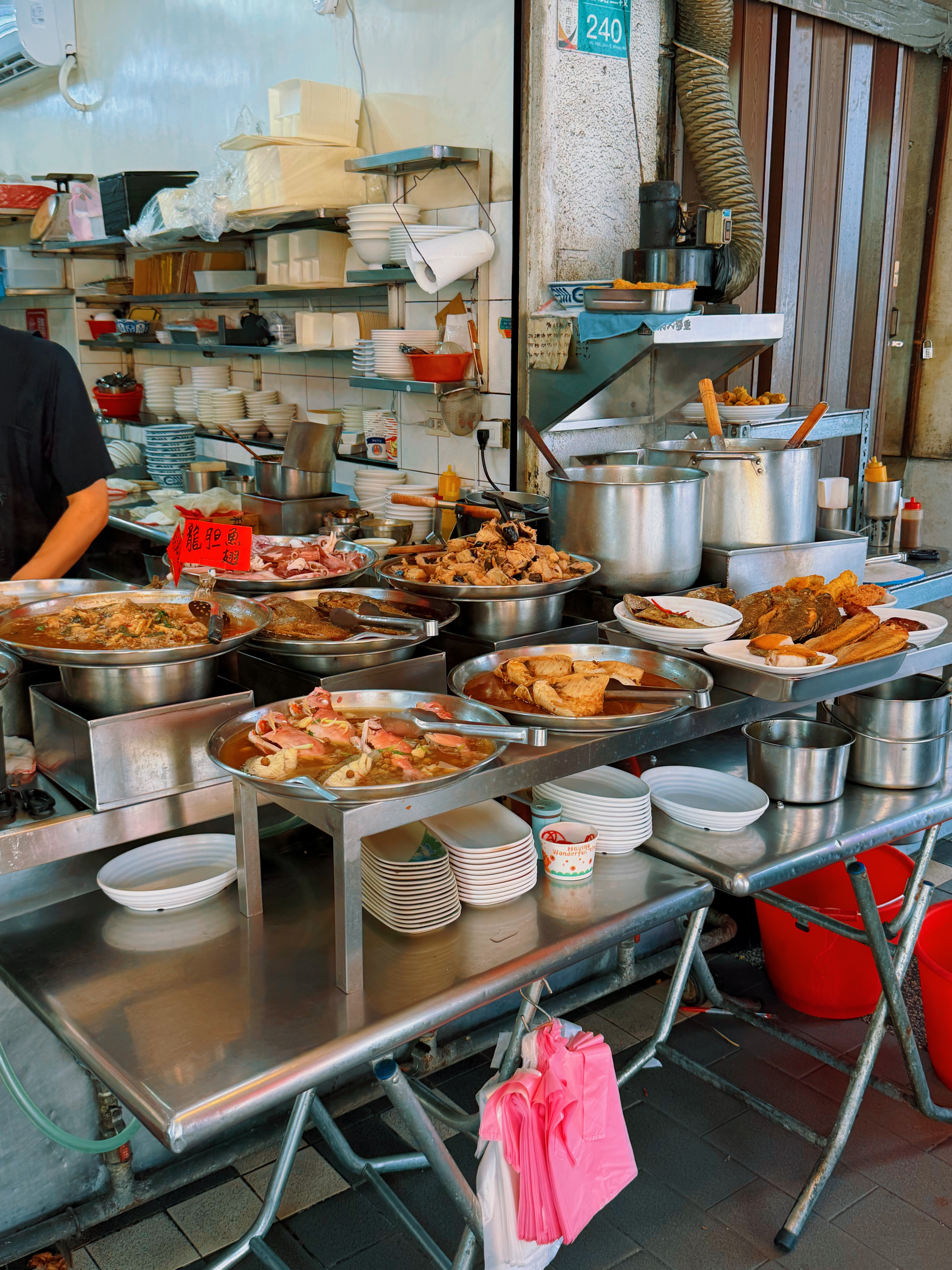 여러 반찬이 진열된 福泰飯桌 식당 내부