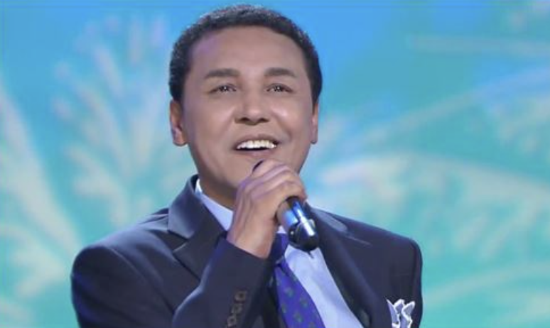 가수 박일준 무대에서 노래 부르는 모습