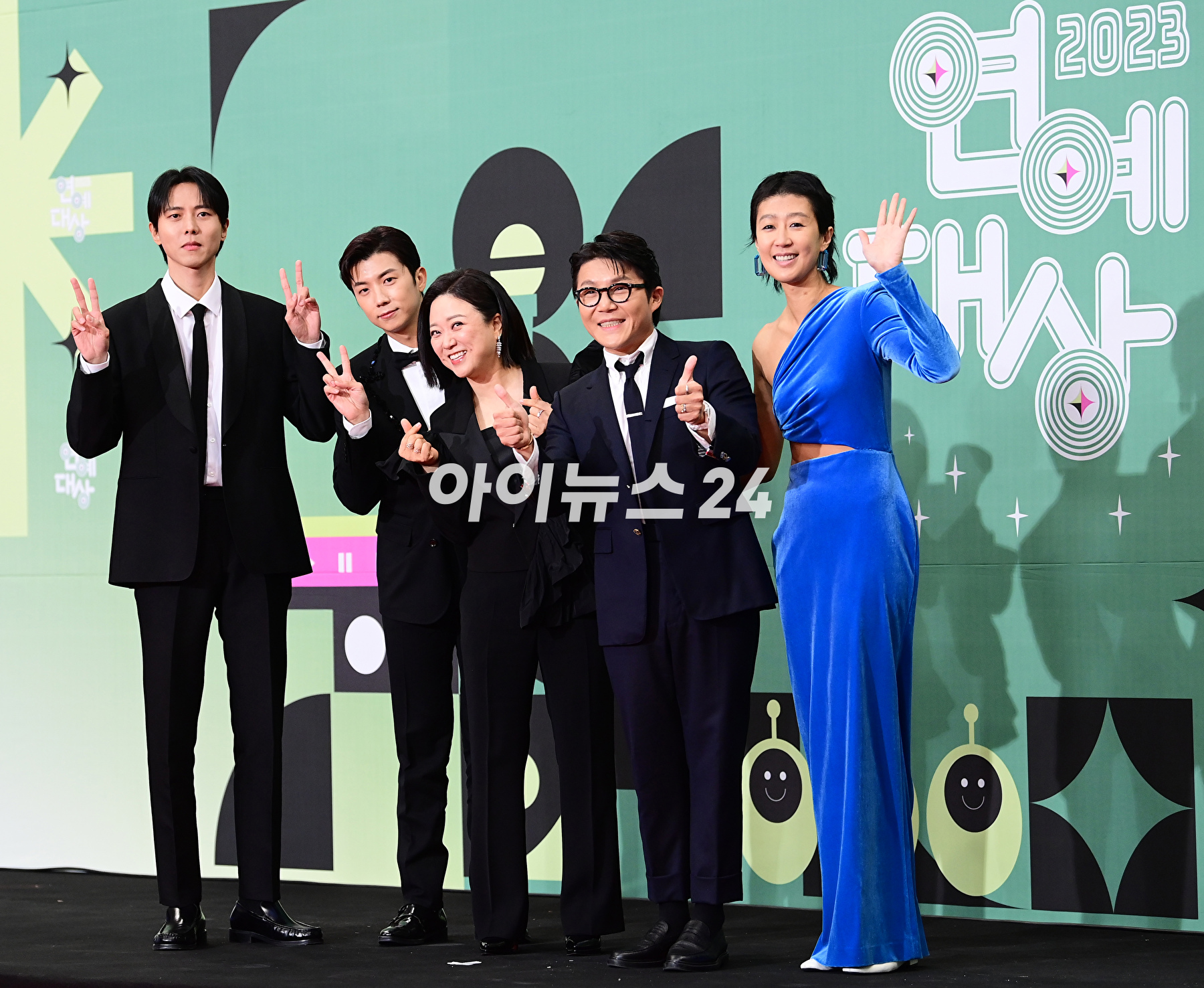 23일 오후 서울시 영등포구 여의도 KBS 신관 웨딩홀에서 진행된 '2023 KBS 연예대상' 레드카펫 행사에 '홍김동전' 주우재-장우영-김숙-조세호-홍진경이 참석하고 있다. [사진=정소희 기자]