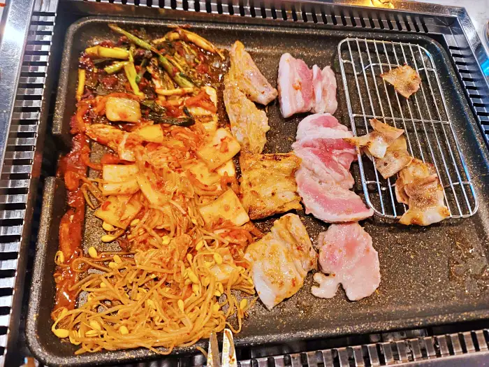 생방송 투데이 인천 연수구 옥련동 막 퍼주는 주인장 5&#44;900원 대패삼겹살 맛집