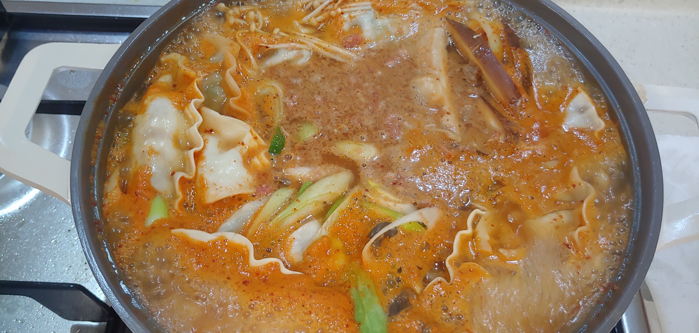 소고기가 끓어오르면서 내는 남은 핏물과 그 외 불순물이 포함된 거품은 모두 걷어줍니다.