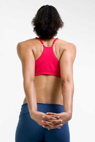 소매 잡기 스트레칭 (Cow Face Pose): 어깨 유연성과 자세 개선을 위한 스트레칭