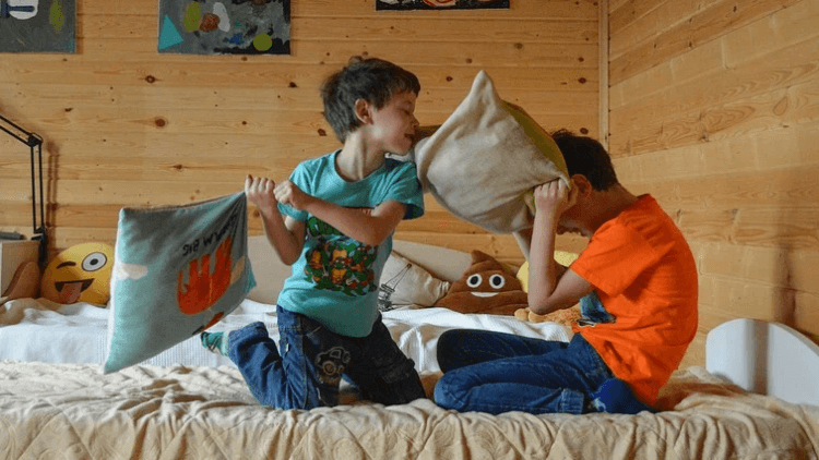 형제끼리-배게싸움-하고있는-장면