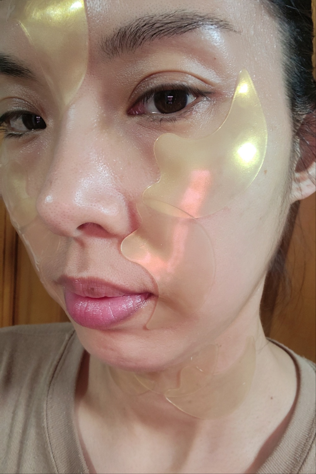 SNP 골드 콜라겐 퍼밍 아이패치 붙인 나