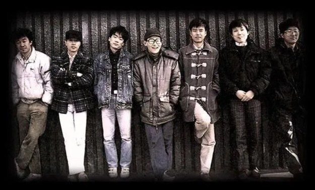 김광석-변해가네-동물원-변해가네-동물원-멤버들이-담장-앞에-나란히-서-있는-사진