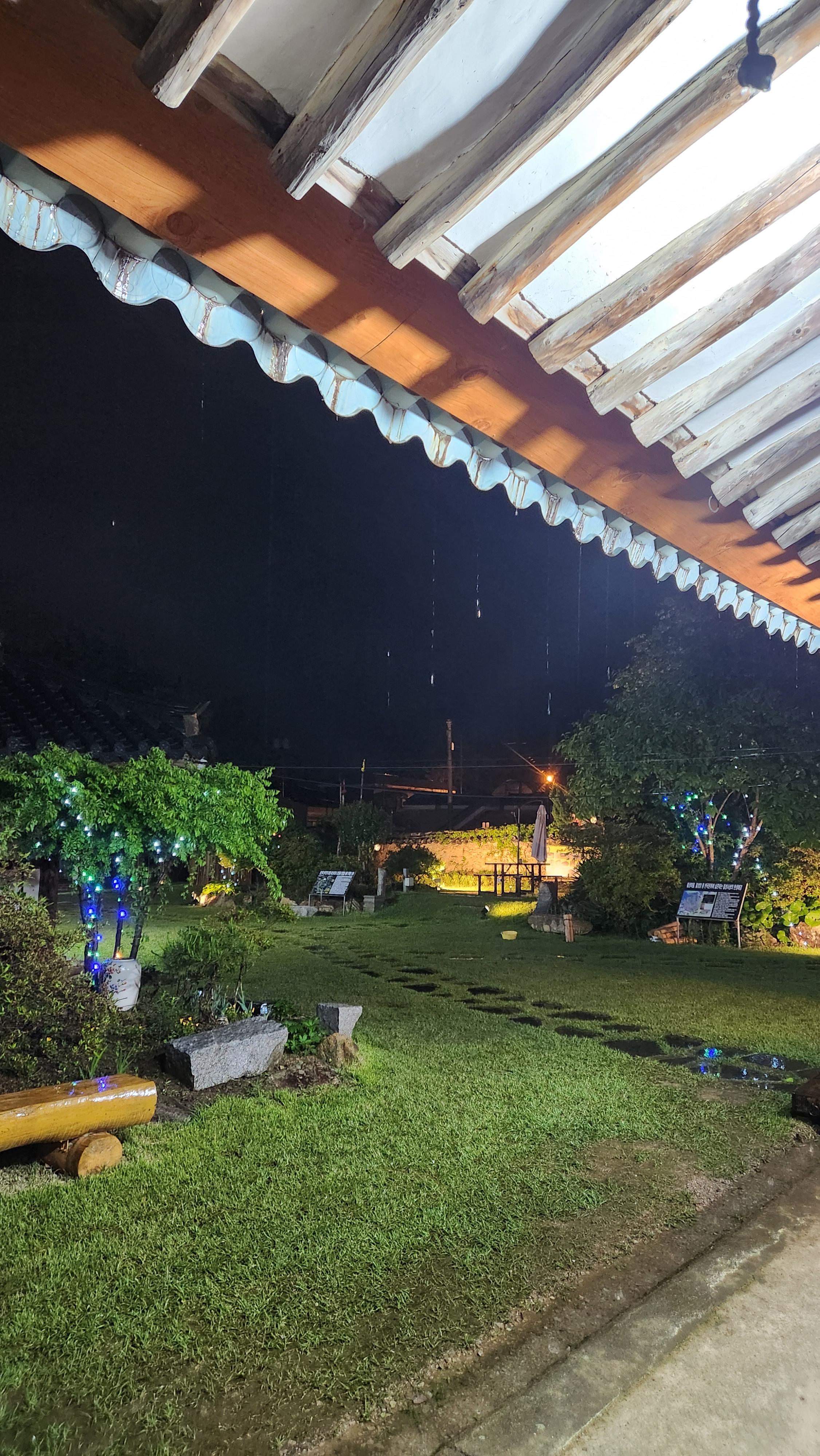 비내리는 경운장 툇마루