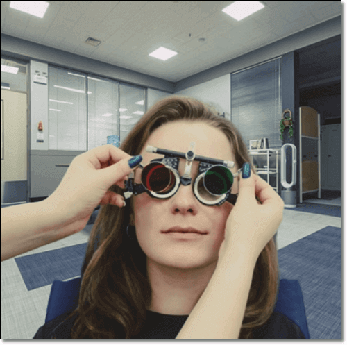 안경 맞추는 여성