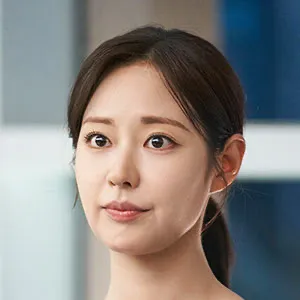 Shin Seul-gi as Yoon Jin-kyung