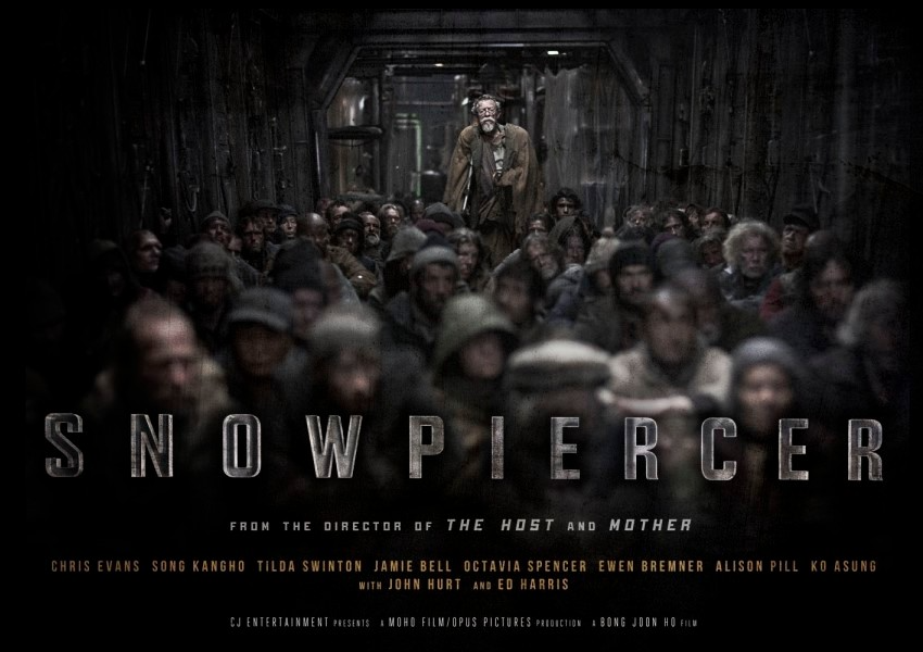 기차안에서 줄 서 있는 사람들