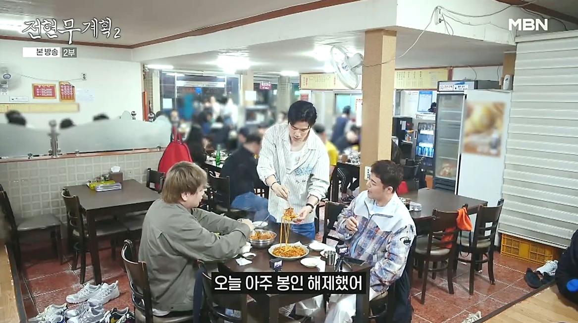 레트로 감성과 넓은 실내에 손님들로 가득찬 대구 덕성반점 식당 분위기