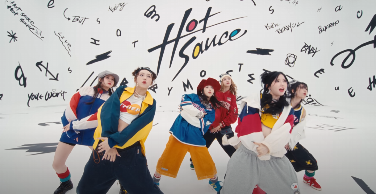 화이트 배경 앞 퍼포먼스