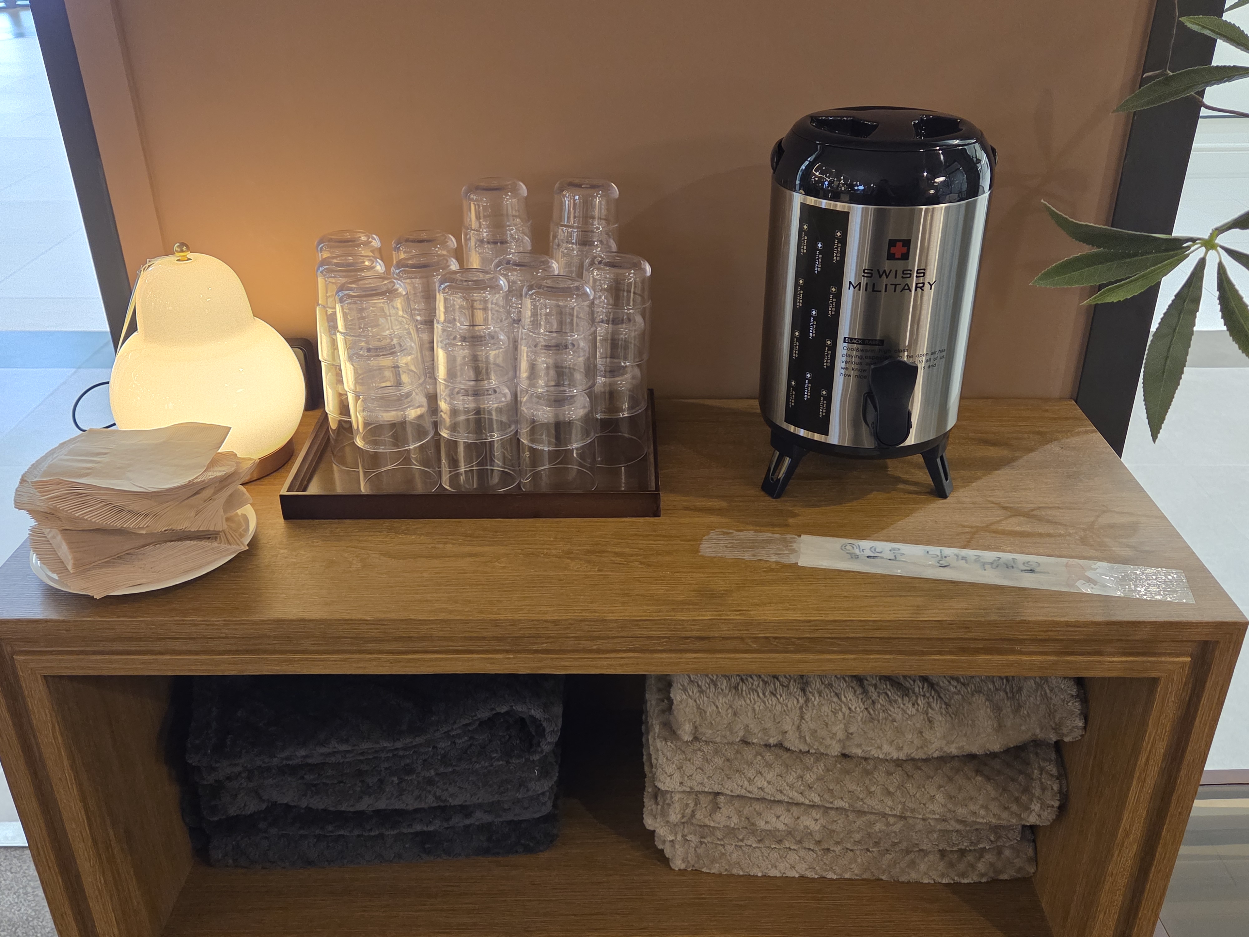 크레스타운 커피 마곡코엑스점 셀프 코너, 물과 컵, 담요가 준비된 편의 공간