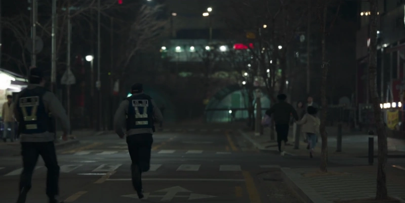 드라마 유괴의 날에서 차도를 향해 도망가는 김명준과 최로희, 그리고 그 뒤를 쫓고 있는 경찰관 두명