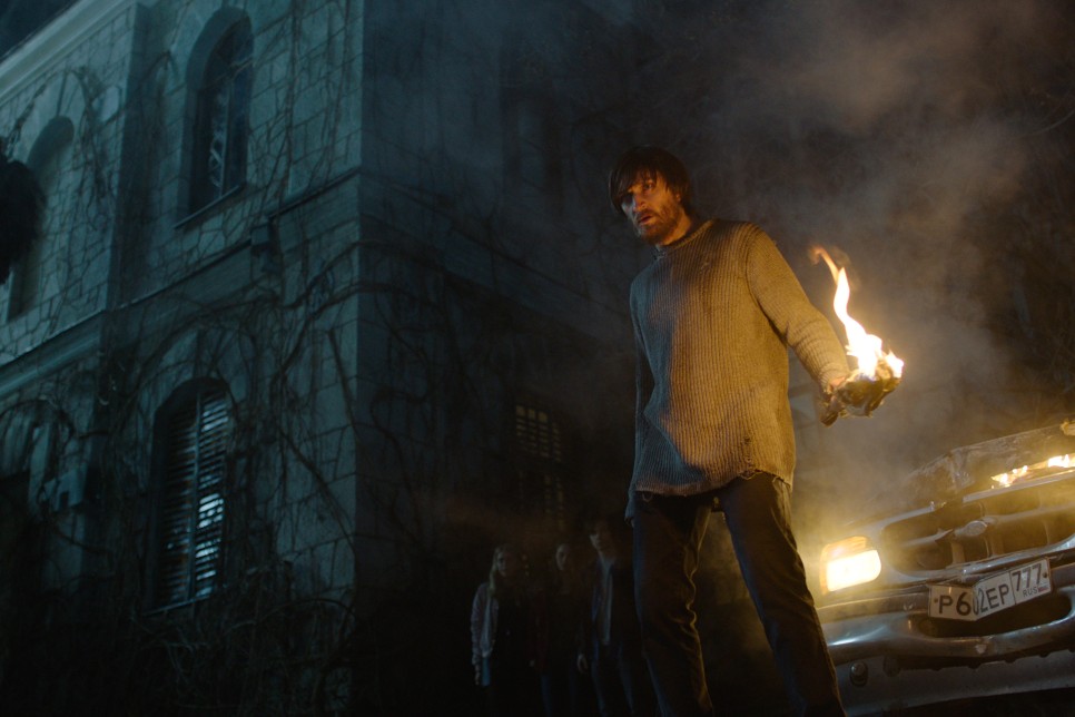 불을 들고 있는 남성의 모습