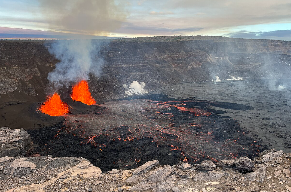 킬라우에아 화산의 전경을 볼 수 있는 사진