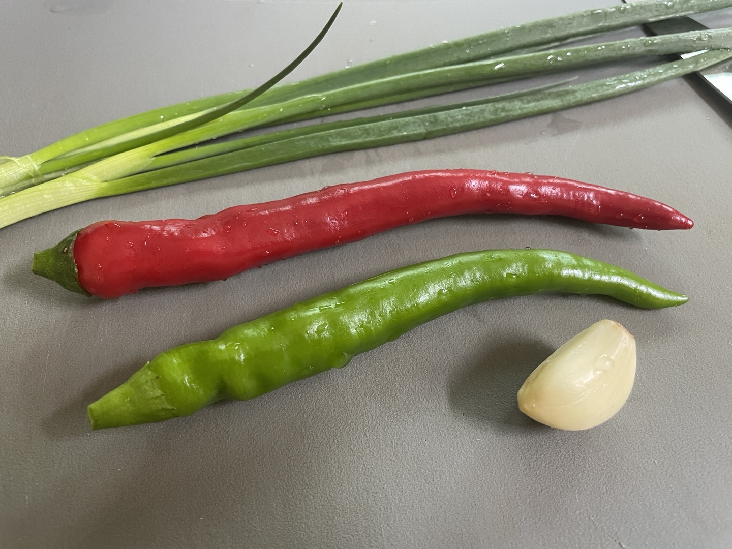 이정현 노른자장 부재료 - 쪽파 한 뿌리, 홍고추, 청양고추, 마늘