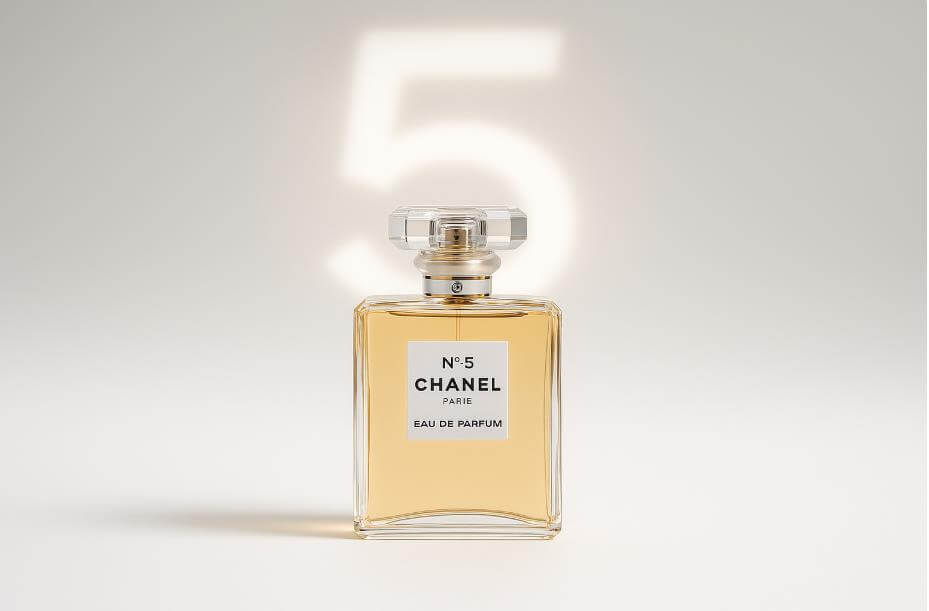 숫자 5와 함께 빛나는 샤넬 No.5 병