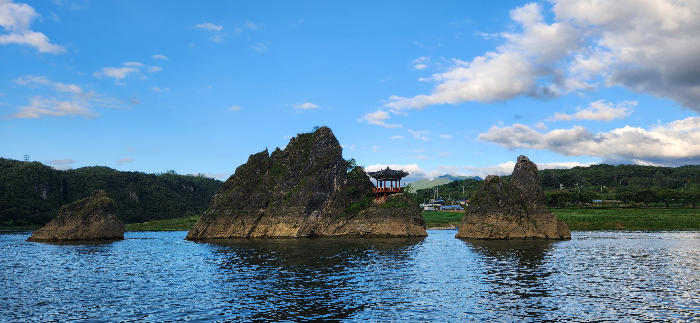 낮에 보는 도담삼봉의 절경