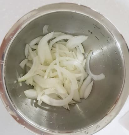 샌드위치 만들기 썰은 양파 사진