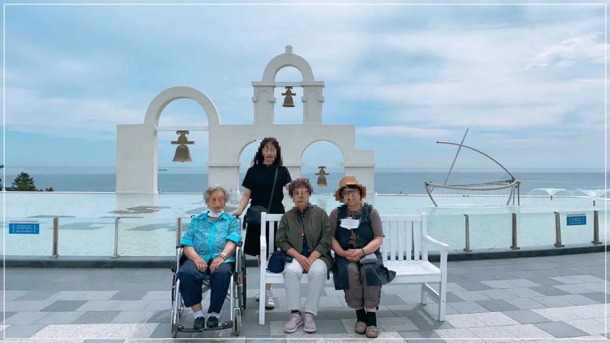 삼척-쏠비치-종 조형물-가족사진