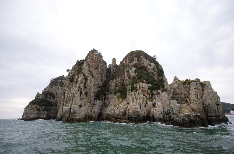 유람선에서 바라본 해금강의 기암절벽의 모습