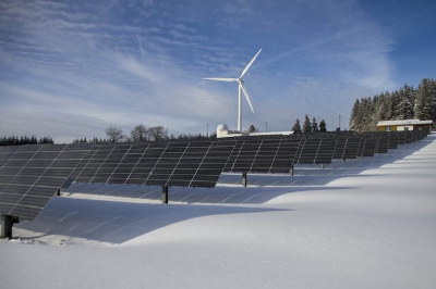설원 위에 태양광 패널과 풍력