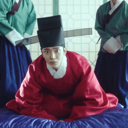 임금앞에 엎드리고 있는 로운