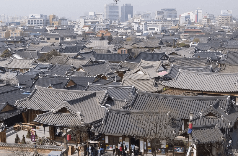도심 속에 있는 전주 한옥마을의 한옥 모습