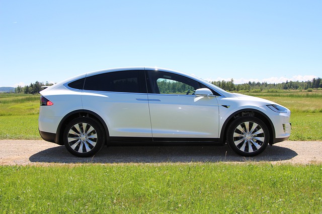 자동차 혁신을 재정의한 Tesla Model X 팔콘 도어&#44; 성능 및 범위&#44; 자동 조종 장치 및 완전 자율주행(FSD) 기능&#44; 유틸리티