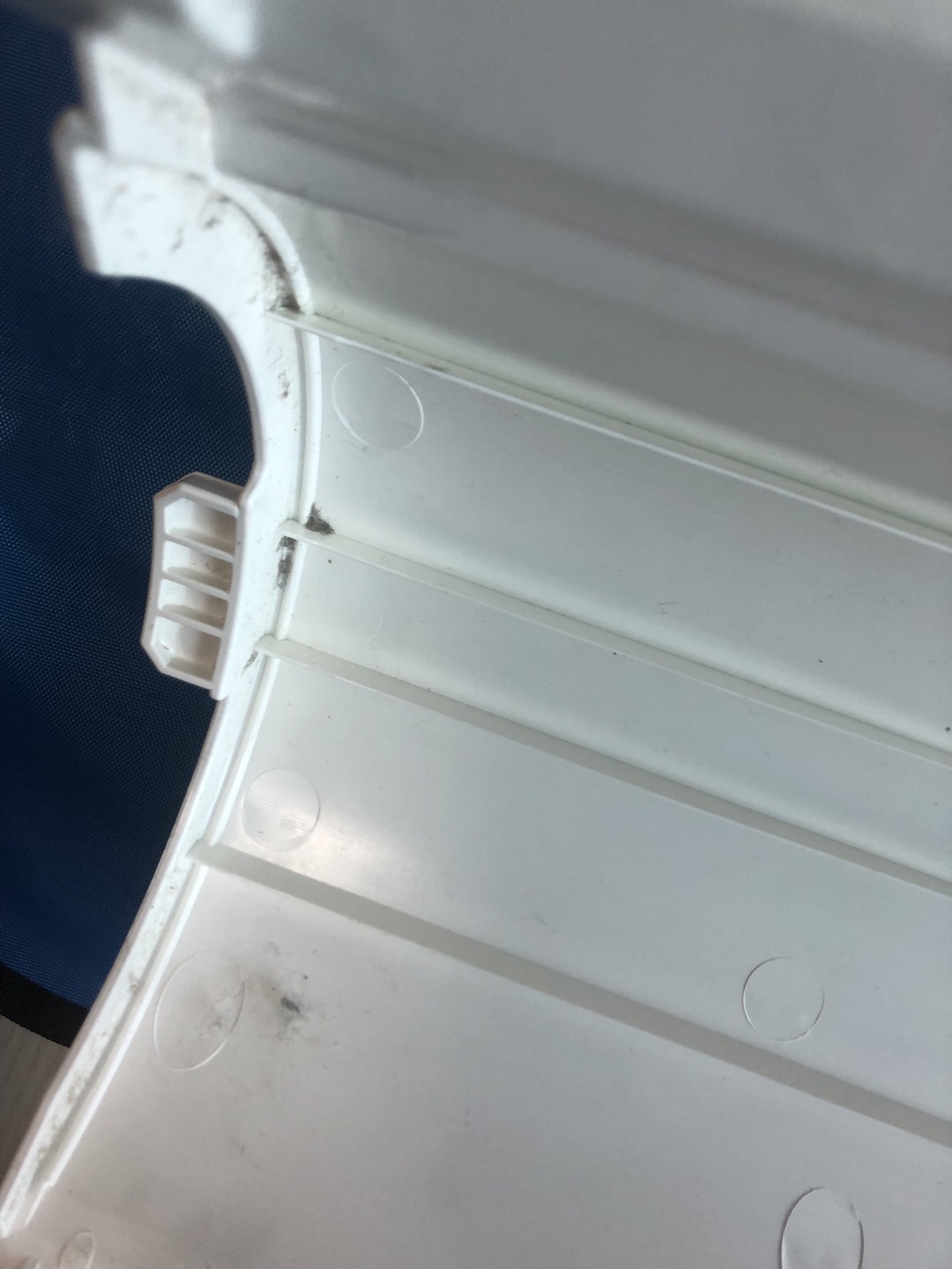 에어컨 주변 먼지